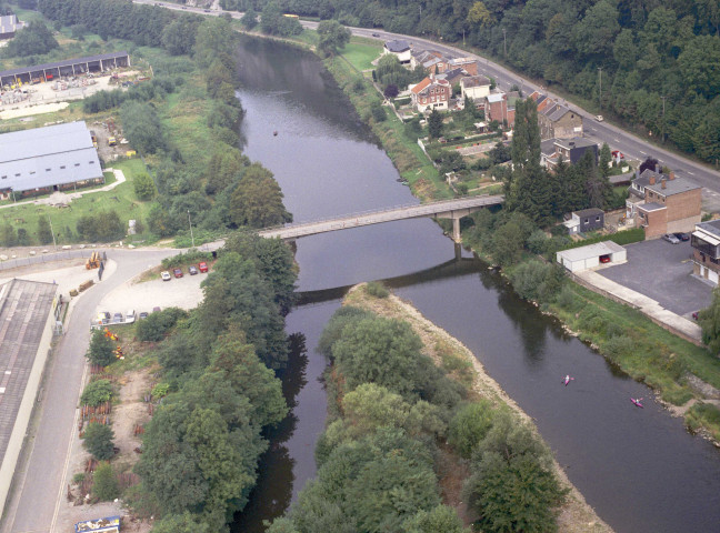 Tilff. Pont de l'allée des Artisans et barrage fixe.