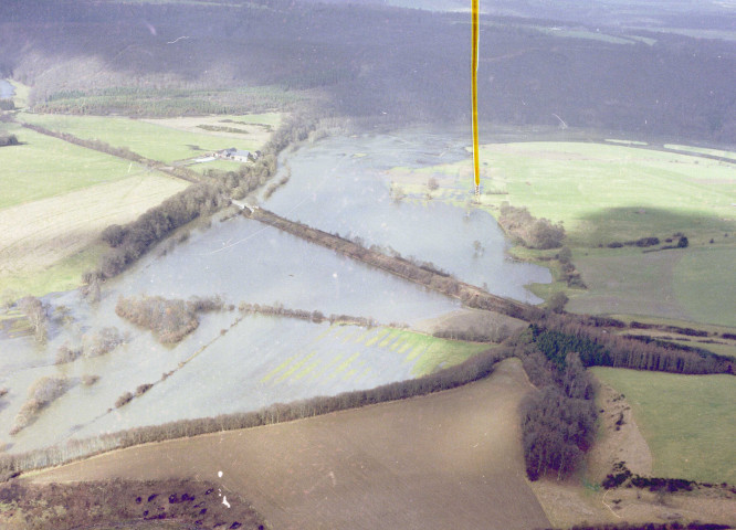 Houyet à Anseremme. La Lesse en crue.