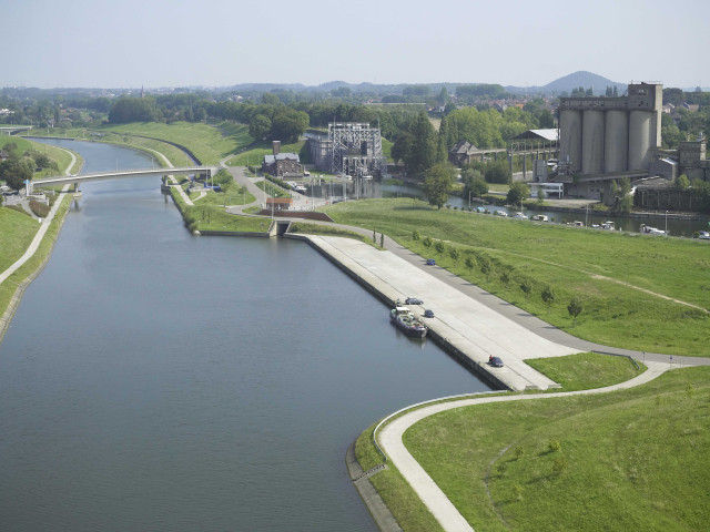 La Louvière. Houdeng-Goegnies. Canal du Centre à 300 tonnes. Vues aériennes.