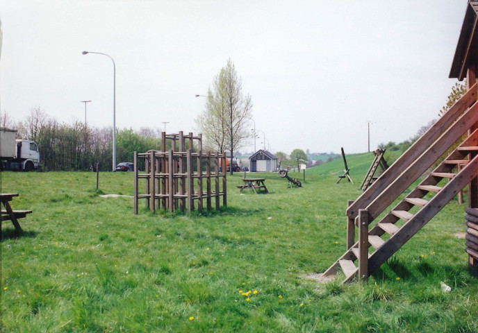 Grace-Hollogne- Horion-Hozemont. Aire de jeux et bloc sanitaire de l'aire de repos.