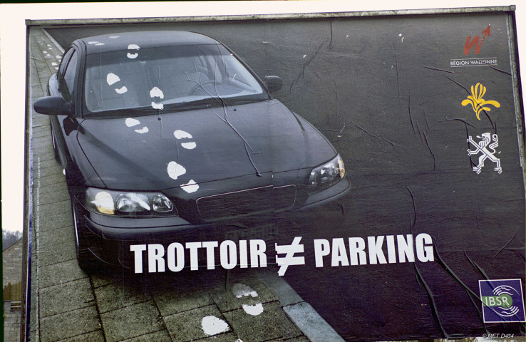 Andenne. Campagne d'affiches concernant le stationnement sur le trottoir.
