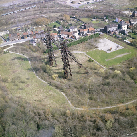 Charleroi. Couillet. "les Pèchons". Anciens châssis à molettes des charbonnages de Monceau-Fontaine (puits n°25).