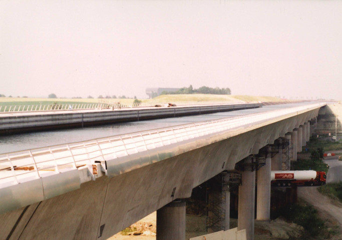 La Louvière. Houdeng-Aimeries. Canal du Centre à 1350 tonnes. Mise sous eau.