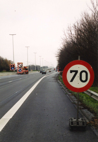 Saint-Georges-sur-Meuse. E42. Signalisations autoroutières de préavis de chantier. Chantier mobile.