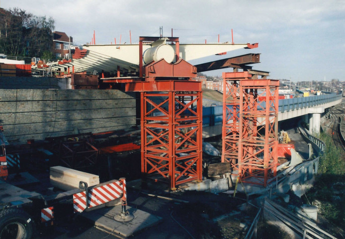 Liège. Guillemins. Chantier n°1bis du TGV. Montage du pont-route d'accès aux parkings.