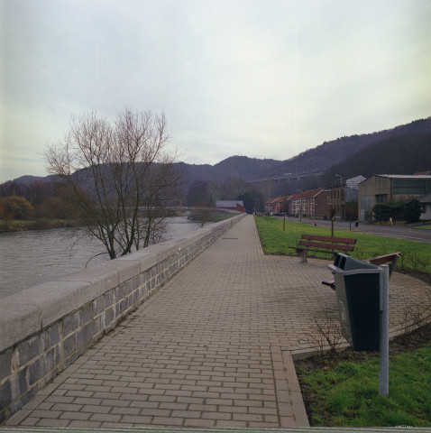 Esneux. Tilff. Ourthe. Mur anti-crue.