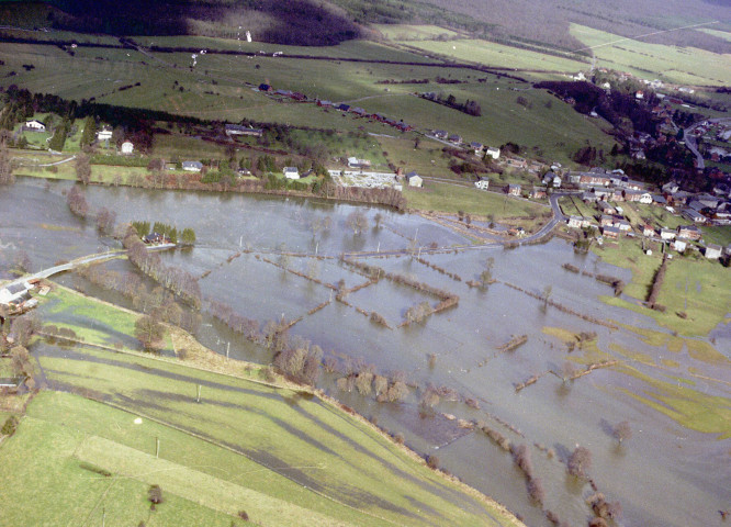 Wanlin à Houyet. La Lesse en crue.