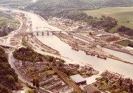 Vues aériennes de la construction du pont-barrage et de l'écluse