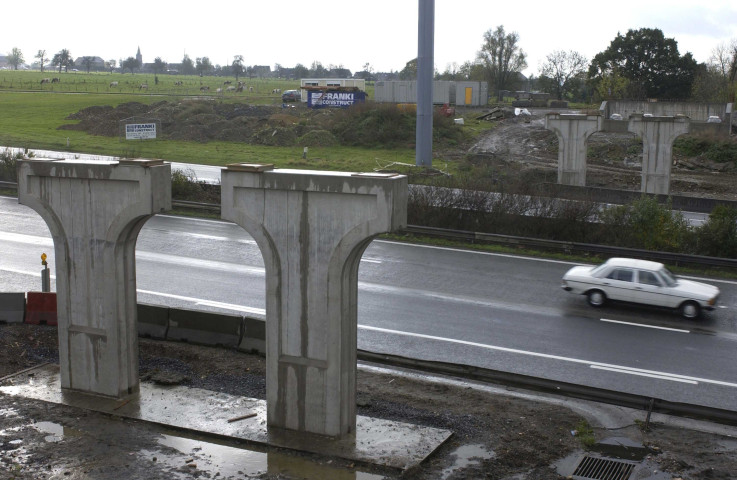Blégny. Barchon. E40. Placement du nouveau pont autoroutier.
