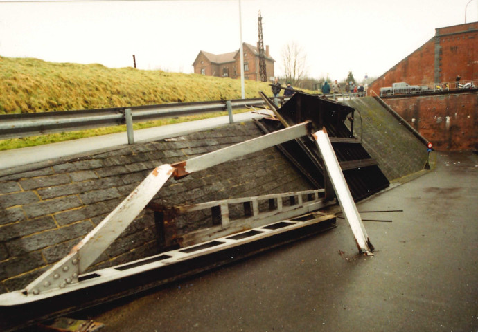 La Louvière. Canal du centre à 300 tonnes. Houdeng-Goegnies. Accident à l'ascenseur n°1.