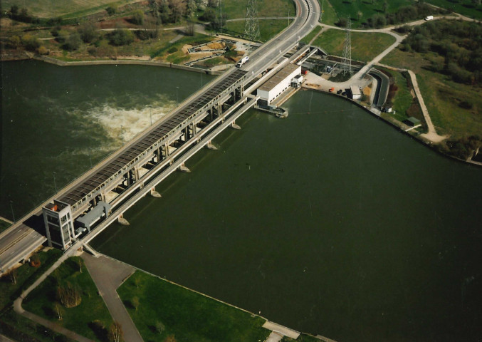 Visé. Lixhe. Pont-route au barrage électrique.