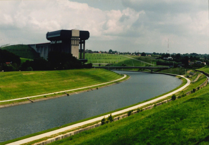 Le Roeulx. Strépy-Thieu. Ascenseur moderne et canal à 1350 tonnes.