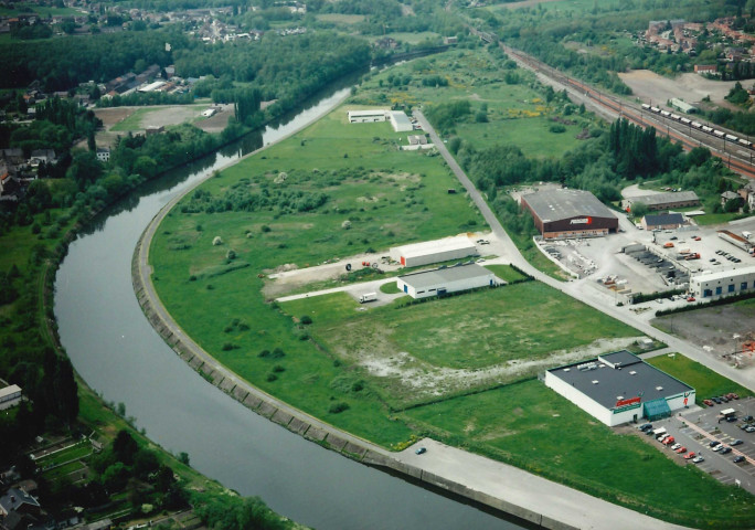 Sambreville. Tamines. Zone portuaire industriel et commercial. Gare.