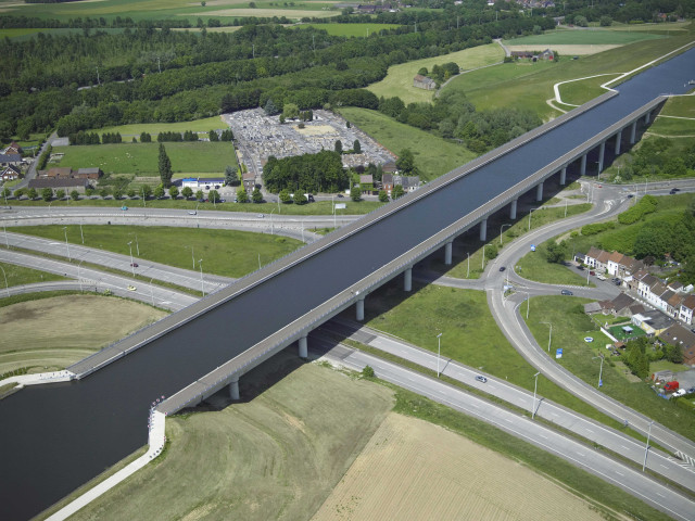 La Louvière. Houdeng-Aimeries. Pont-canal du Centre à 1350 tonnes.