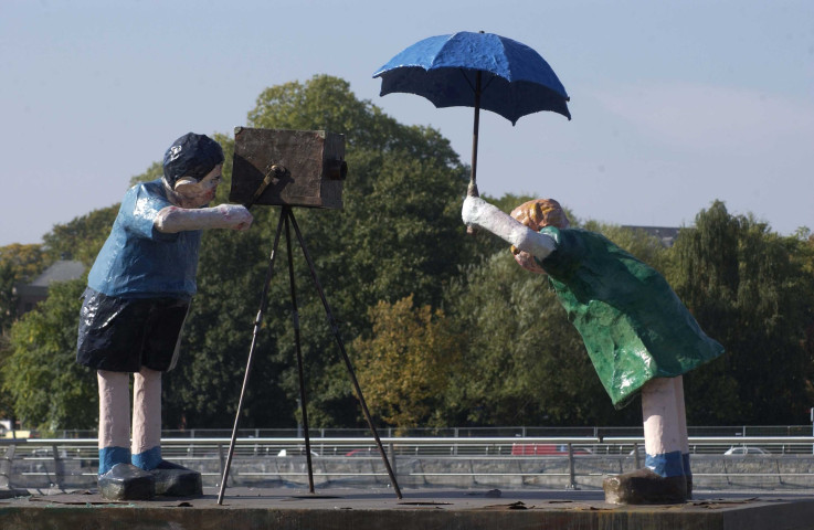 Huy. Centre-ville. Rond-point des Arts. Statue de la fille au parapluie.