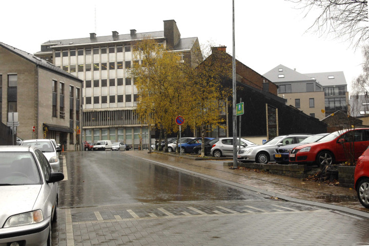 Bastogne. Stationnement de véhicules.