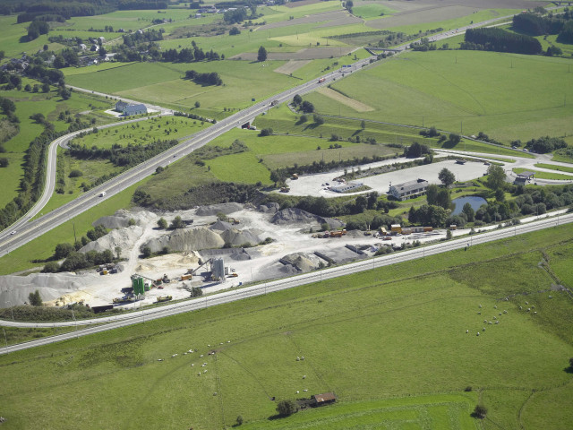 Neufchâteau. Molionfang. E411. Echangeur autoroutier n°27. Dépôt et centrale pour travaux autoroutiers.