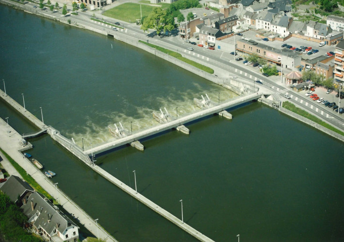 Dinant. Leffe. Barrage-écluse sur la Meuse.