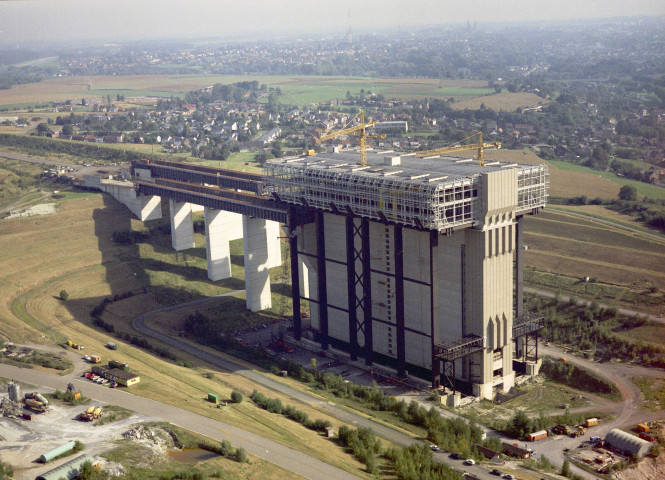 Strépy-Bracquegnies et Thieu. Évolution des travaux de construction de l'ascenseur funiculaire.