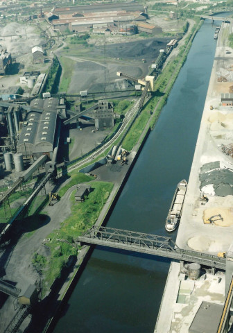 Charleroi. Dampremy. Sites industriels le long de la Haute-Sambre.