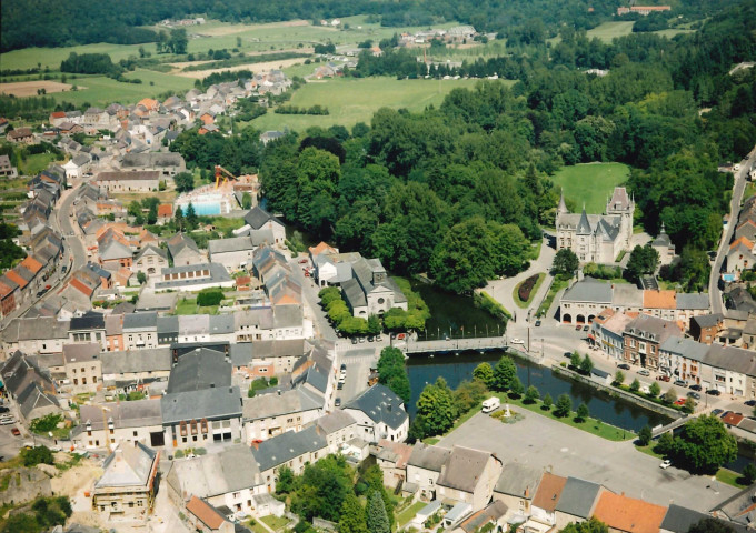 Viroinval. Nismes. Eau Noire. Château Licot.