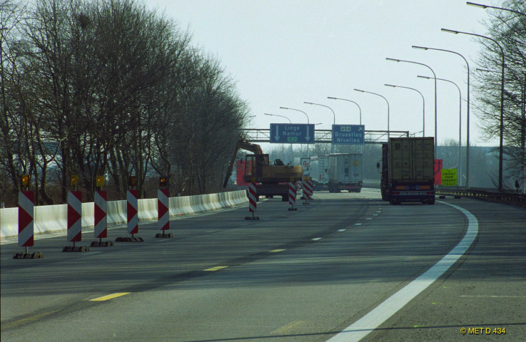 Charleroi. Gosselies. E42. Chantier de dégagement de la berne centrale. Future mise à trois bandes.