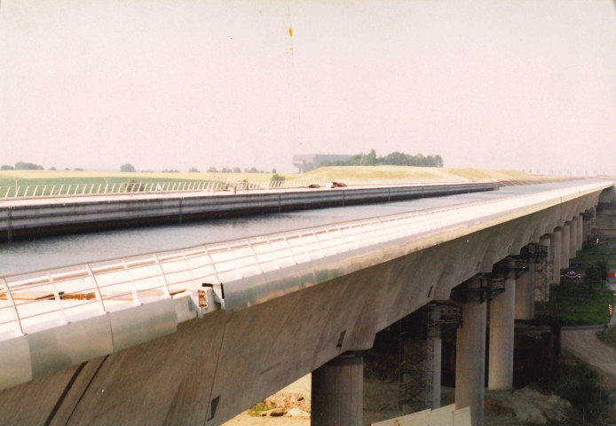 La Louvière. Houdeng-Aimeries. Canal du Centre à 1350 tonnes. Mise sous eau.