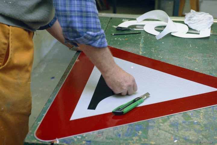 Spy. Service entretien. Réfection de panneaux de signalisation.