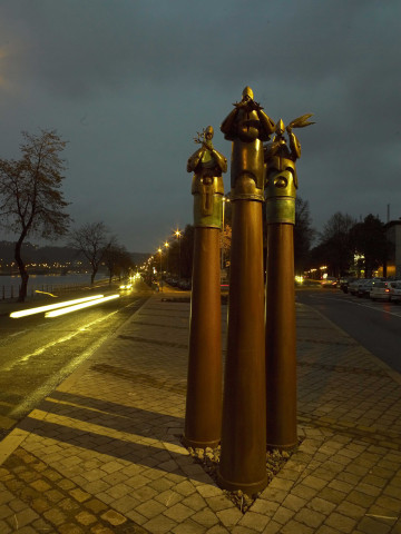Huy. Centre-ville. Quai Dautrebande. Giratoire "Les Initiés". Thèmes "Terre, air et eau" de nuit.