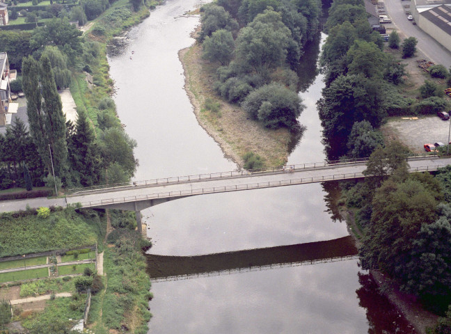 Tilff. Pont de l'allée des Artisans et barrage fixe.