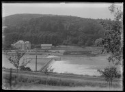 Rivière. Barrage.