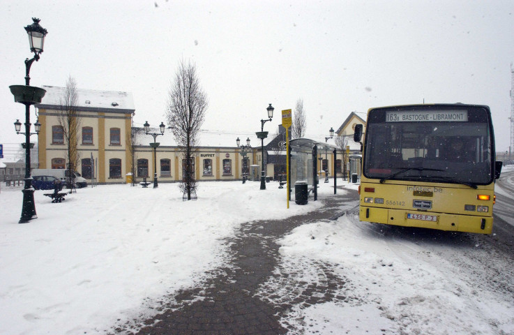 Libramont. Gare. Espace réservé aux bus et taxis.