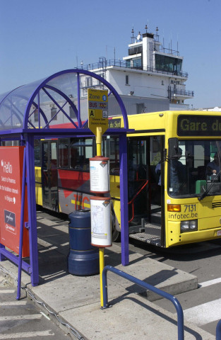 Charleroi. Aéroport de Gosselies. Bus TEC. Future aérogare.