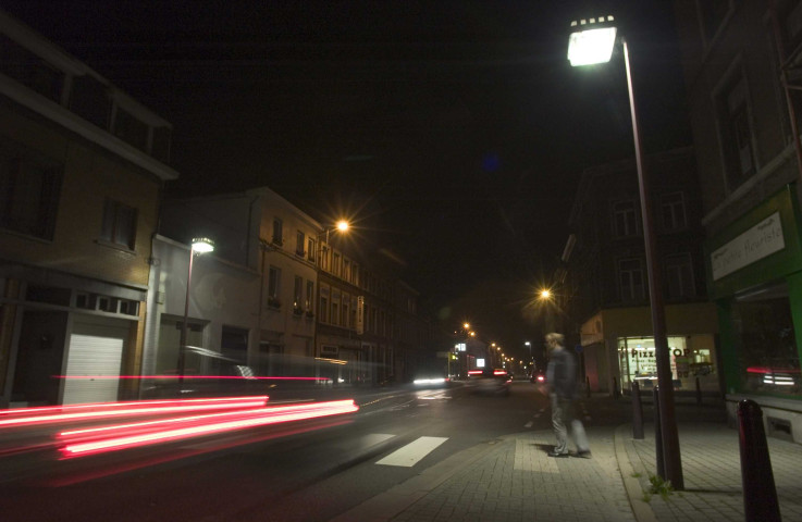 Verviers. Vues de nuit de giratoires et de trottoirs.