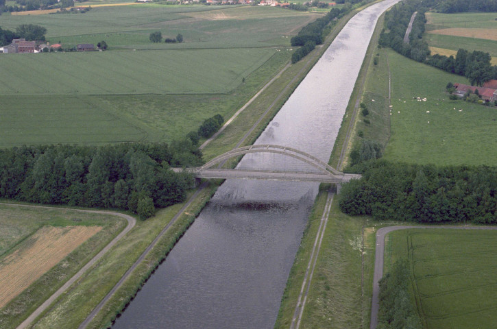 Écaussinnes. Pont-route.