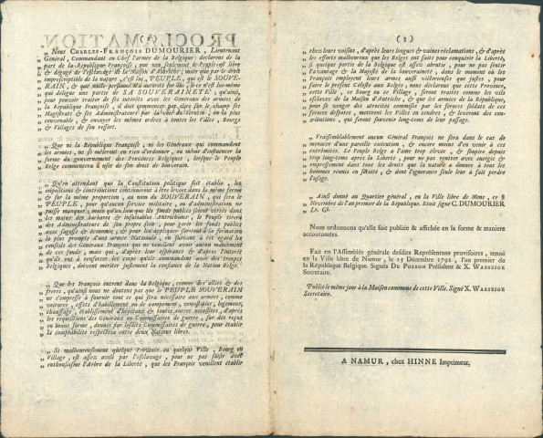 Proclamation de l'Assemblée générale des représentants provisoires du peuple souverain de Namur communiquant à la population la proclamation du citoyen lieutenant-général Cyrus Valence, commandant en chef de l'armée des Ardennes donnée le 21 novembre 1792 en son quartier général de Flawinne reproduisant la proclamation du lieutenant-général Dumourier datée du 8 novembre 1792 à Mons invitant à l'élection des représentants provisoires du peuple en tous lieux, au paiement des impositions, à fournir l'aide nécessaire aux armées françaises. Signé De Posson président, X. Wasseige secrétaire