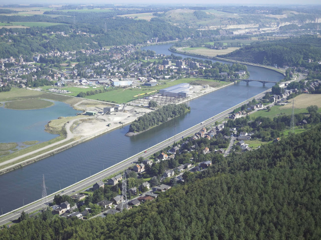 Amay. Port du parc industriel. Gravière et île de Pontière.