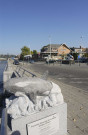 Huy. Centre-ville. Statue "L'orque". Départ annuel de la traversée à la nage de la Meuse en hiver.