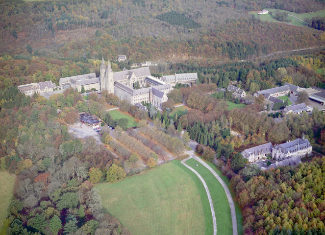 Anhée. Abbayes de Maredsous et de Maredret.