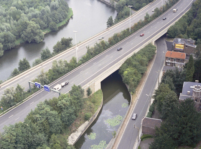 Angleur. Ponts d'autoroute au-dessus de la sortie en aval du biez des laminoirs Deflandre.