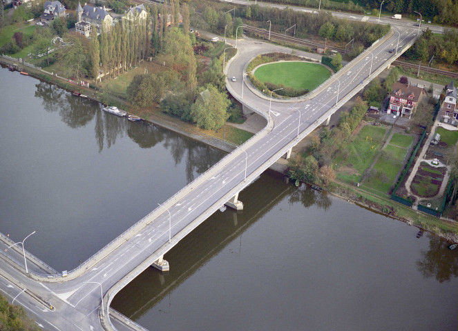 Lustin. Pont sur la Meuse entre les RN92 et 947.