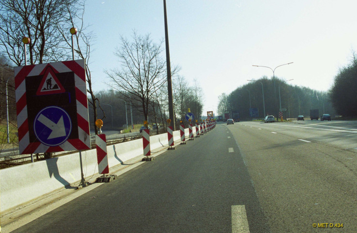 Charleroi. Gosselies. E42. Chantier de dégagement de la berne centrale. Future mise à trois bandes.