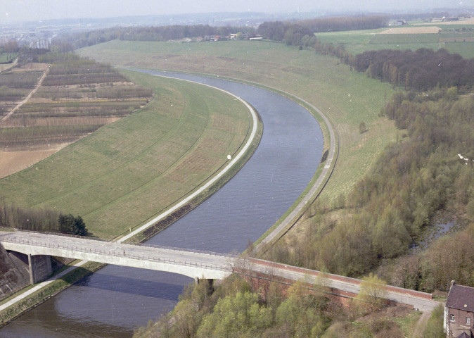 Godarville. Canal Bruxelles-Charleroi et tunnel à bateaux.