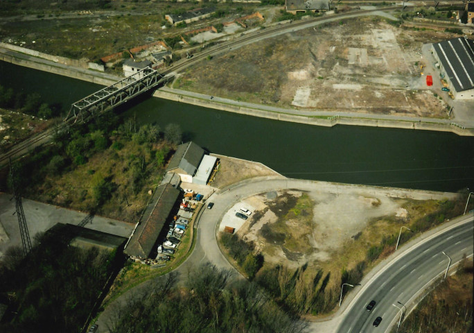 Châtelet. Pont-rail sur la Sambre. Entrée de la gare de Châtelet. Zone de Boubier.