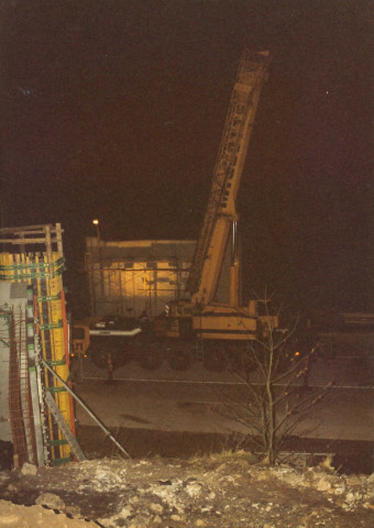 Philippeville. Samart / Neuville. Pose des poutres en béton pour le pont-route sur la RN 5. Travail de nuit.