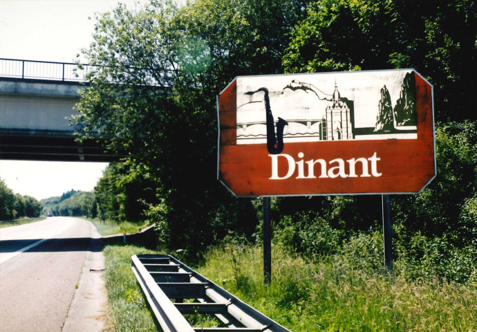 Ciney. Conneux. E411. Panneaux régionaux de zone touristique importante.