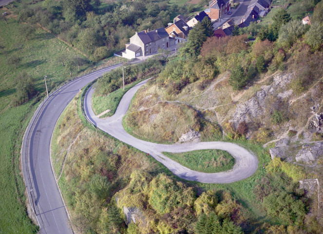 Route d'accès en venant d'Olloy-sur-Viroin.