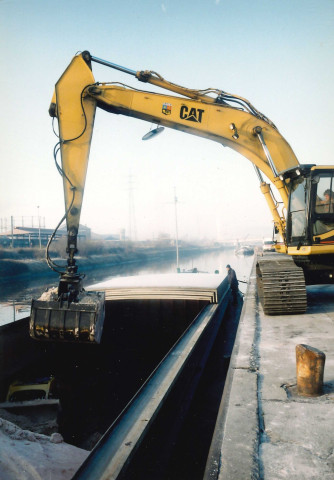 Charleroi. Dampremy. Remplissage d'une péniche.