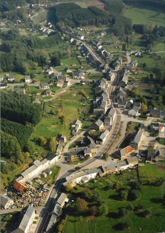 Saint-Léger. Châtillon. Traversée de la localité par la RN 82.