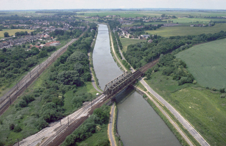 Luttre et Pont-à-Celles. Pont-rail de Luttre, passerelle piétonne et pont-route et passerelle du Fichaux.